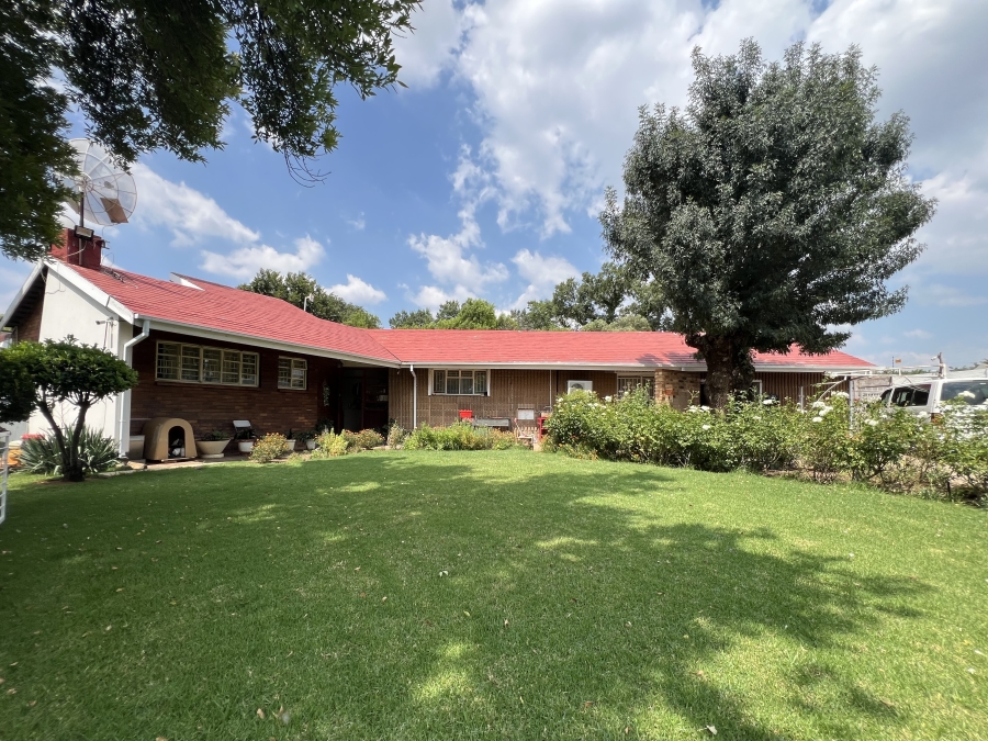 6 Bedroom Property for Sale in Irene Park North West